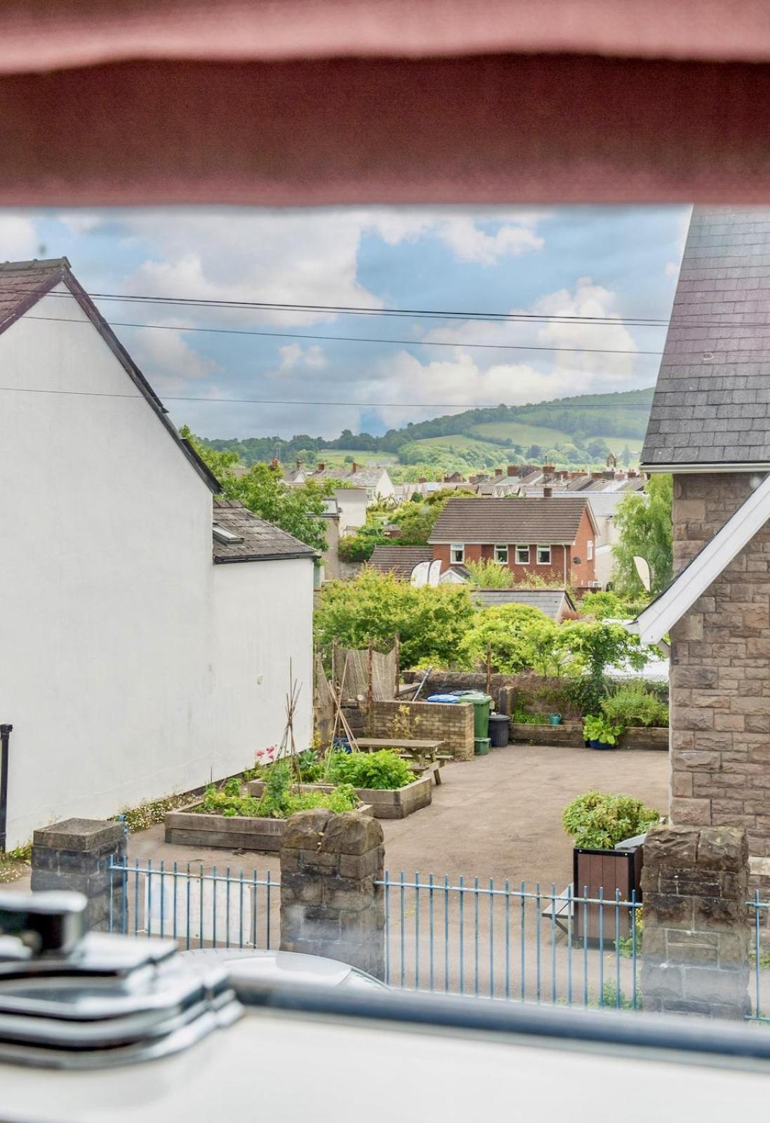 Chic 2-Bedroom Townhouse In Vibrant Abergavenny Exterior foto