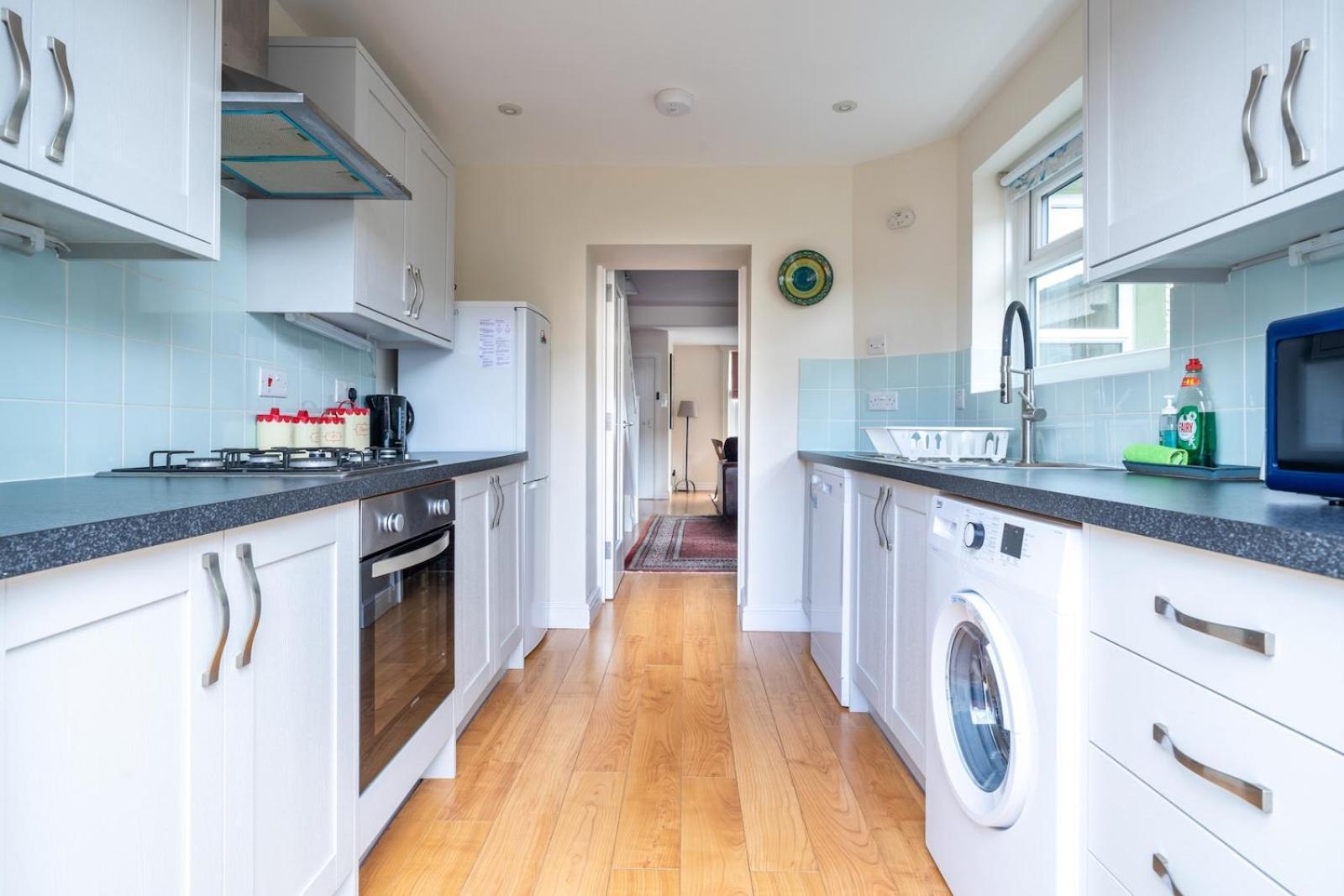 Chic 2-Bedroom Townhouse In Vibrant Abergavenny Exterior foto