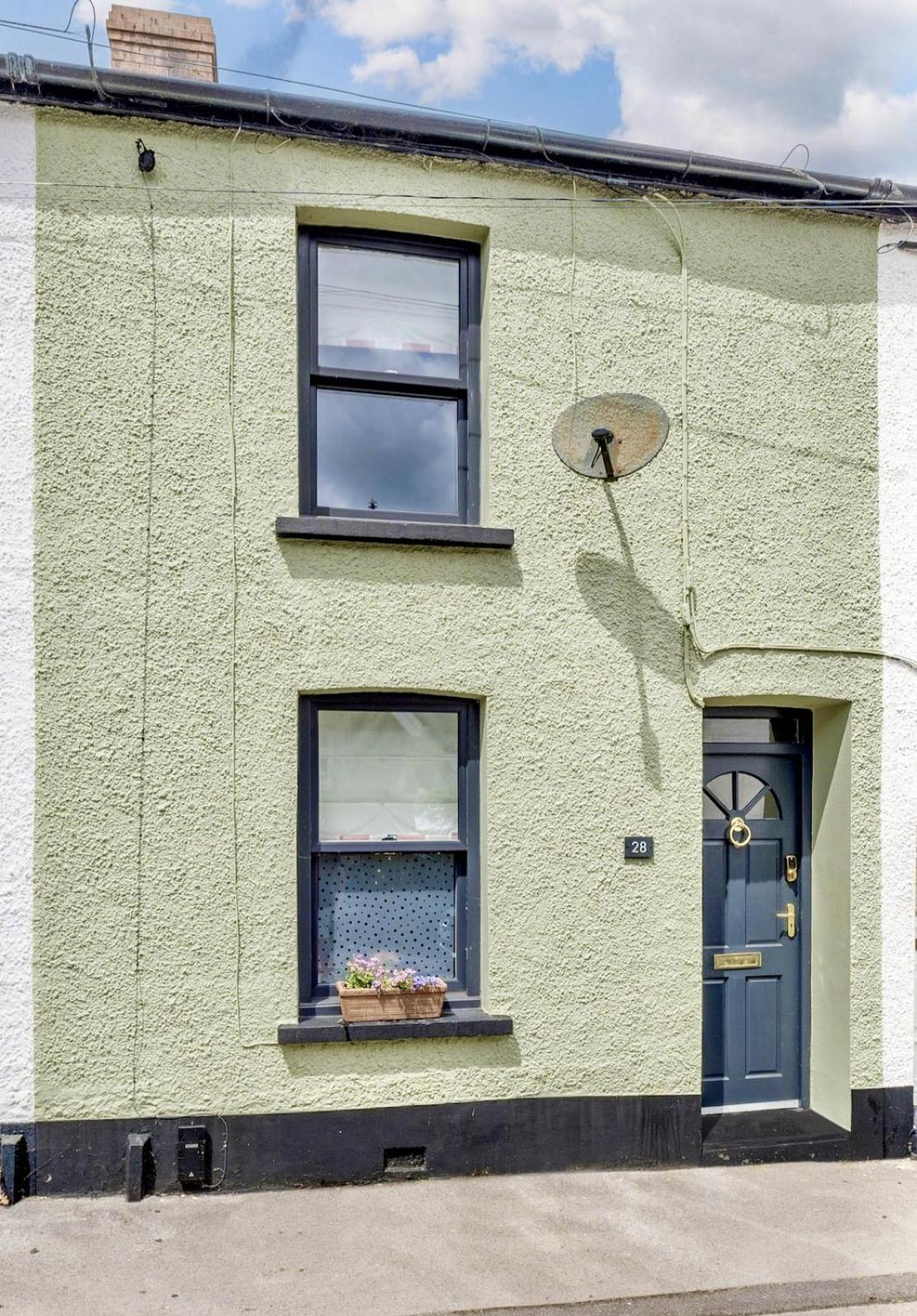 Chic 2-Bedroom Townhouse In Vibrant Abergavenny Exterior foto